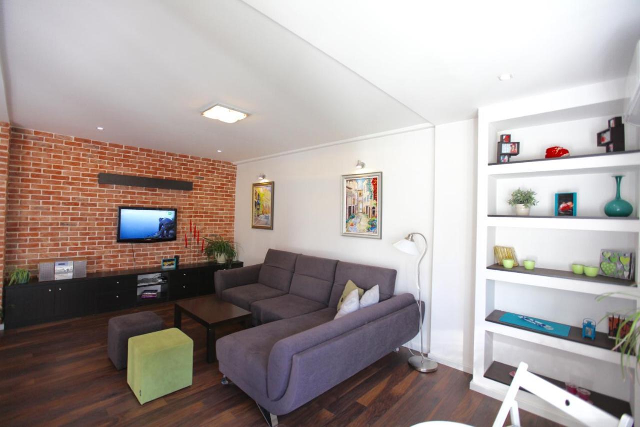 Brick Apartment On Macedonia Pedestrian Street Skopie Exterior foto